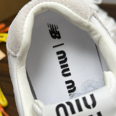 Miu Miu × New Balance 530 SL 联名系列,530 SL 是 Miu Miu 基于 NB 经 Miu Miu × New Balance 530 SL 联名系列,530 SL 是 Miu Miu 基于 NB 经