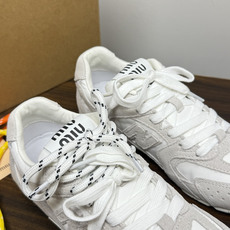 Miu Miu × New Balance 530 SL 联名系列,530 SL 是 Miu Miu 基于 NB 经 Miu Miu × New Balance 530 SL 联名系列,530 SL 是 Miu Miu 基于 NB 经