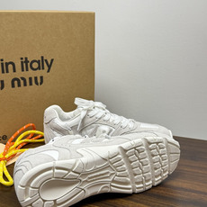 Miu Miu × New Balance 530 SL 联名系列,530 SL 是 Miu Miu 基于 NB 经 Miu Miu × New Balance 530 SL 联名系列,530 SL 是 Miu Miu 基于 NB 经