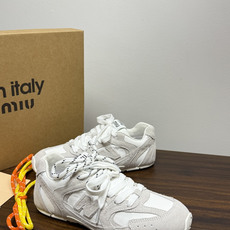 Miu Miu × New Balance 530 SL 联名系列,530 SL 是 Miu Miu 基于 NB 经 Miu Miu × New Balance 530 SL 联名系列,530 SL 是 Miu Miu 基于 NB 经