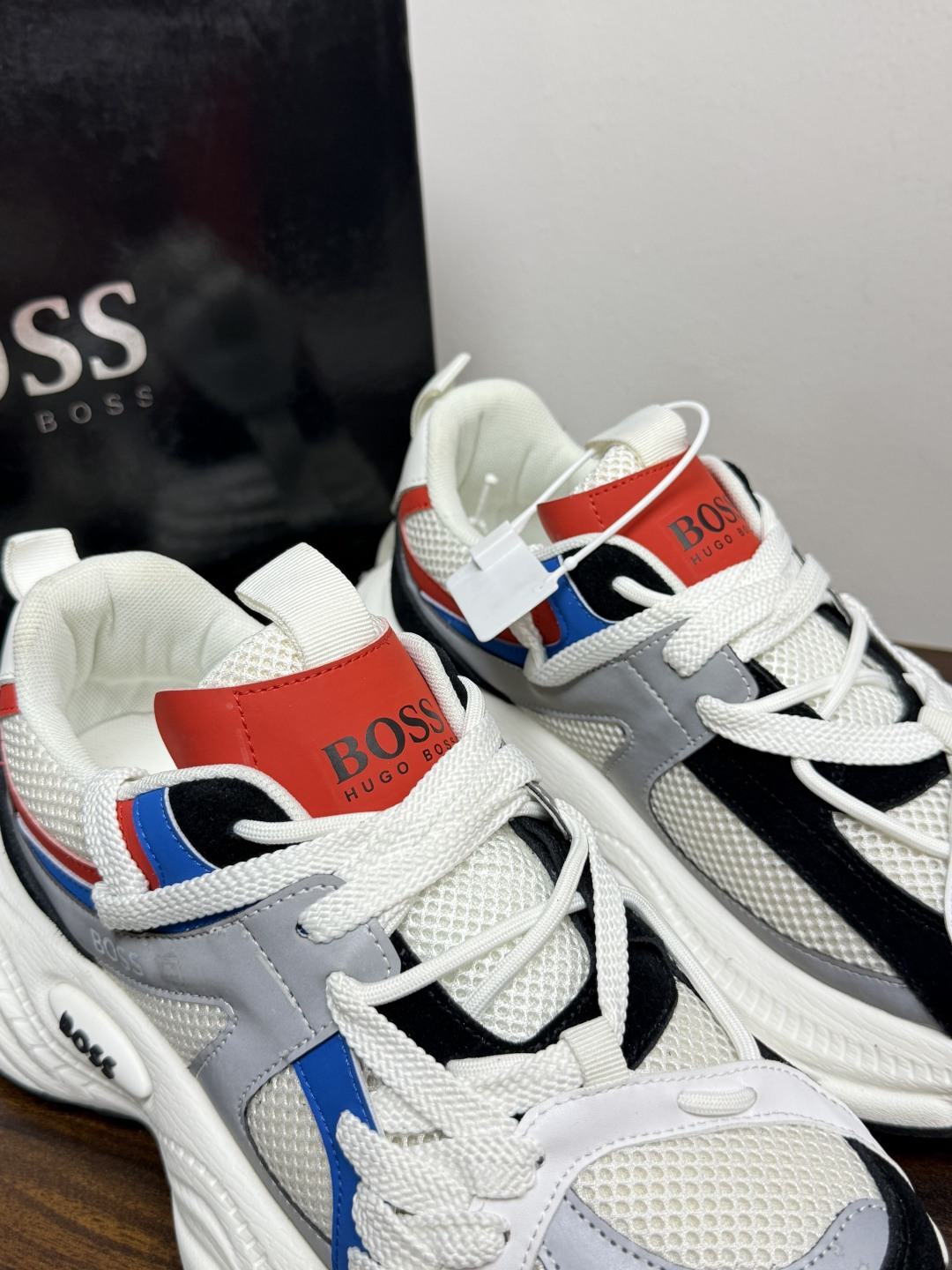Hugo Boss Chunky 老爹鞋​​，厚底增高大约 5-6cm，鞋面是网布 + 麂皮 + 皮革拼接，脚感轻便不笨