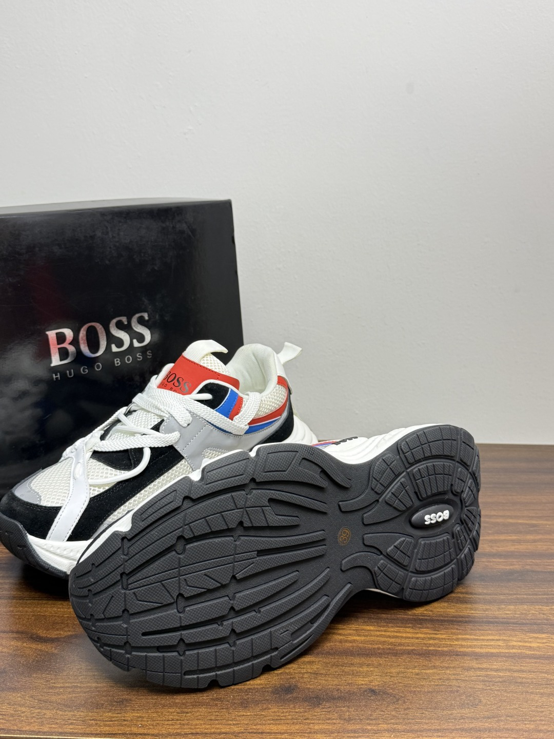Hugo Boss Chunky 老爹鞋​​，厚底增高大约 5-6cm，鞋面是网布 + 麂皮 + 皮革拼接，脚感轻便不笨