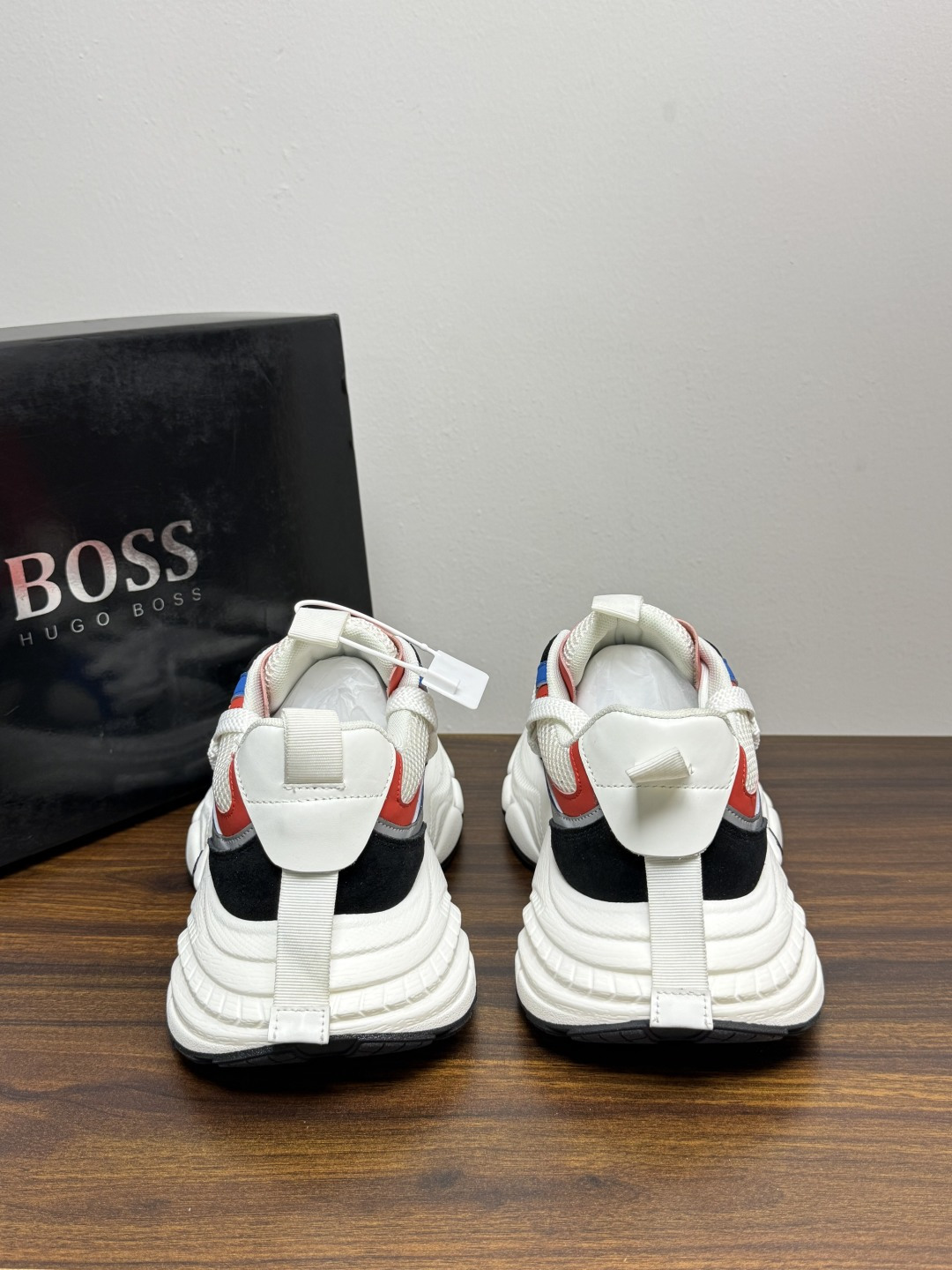Hugo Boss Chunky 老爹鞋​​，厚底增高大约 5-6cm，鞋面是网布 + 麂皮 + 皮革拼接，脚感轻便不笨