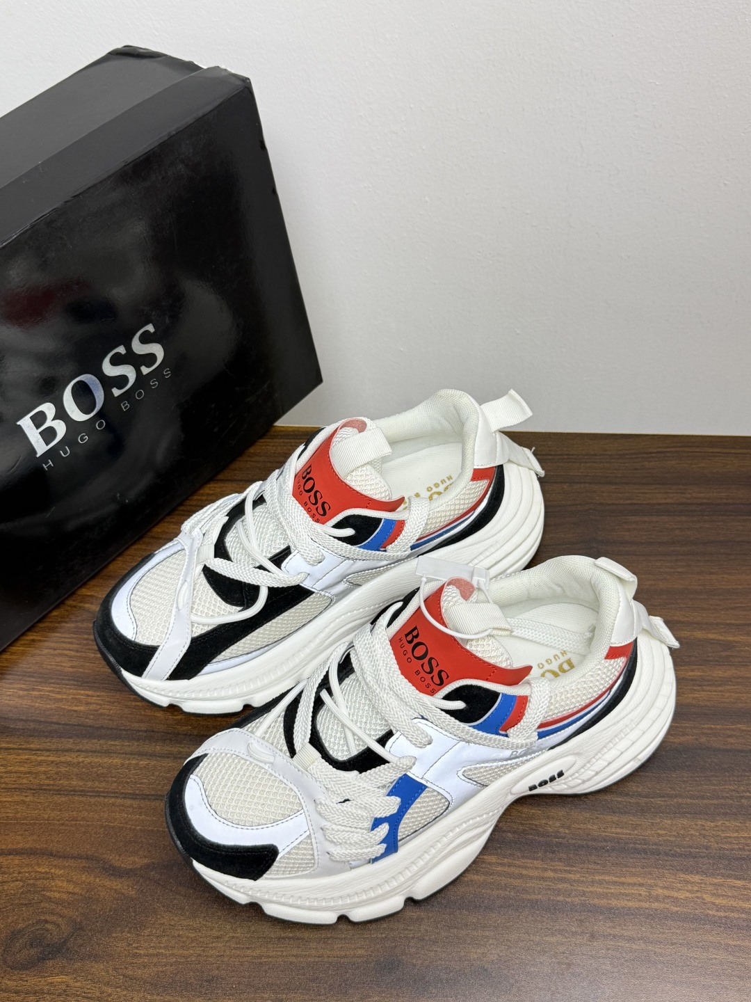 Hugo Boss Chunky 老爹鞋​​，厚底增高大约 5-6cm，鞋面是网布 + 麂皮 + 皮革拼接，脚感轻便不笨