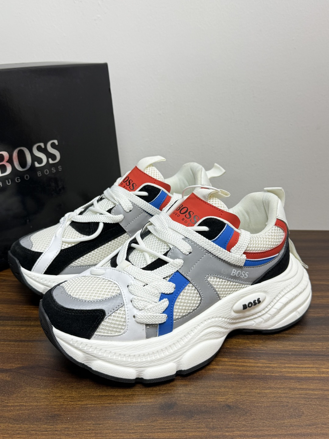 Hugo Boss Chunky 老爹鞋​​，厚底增高大约 5-6cm，鞋面是网布 + 麂皮 + 皮革拼接，脚感轻便不笨
