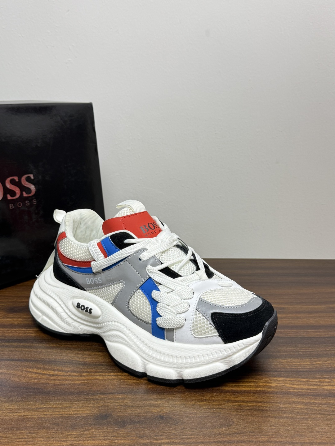 Hugo Boss Chunky 老爹鞋​​，厚底增高大约 5-6cm，鞋面是网布 + 麂皮 + 皮革拼接，脚感轻便不笨