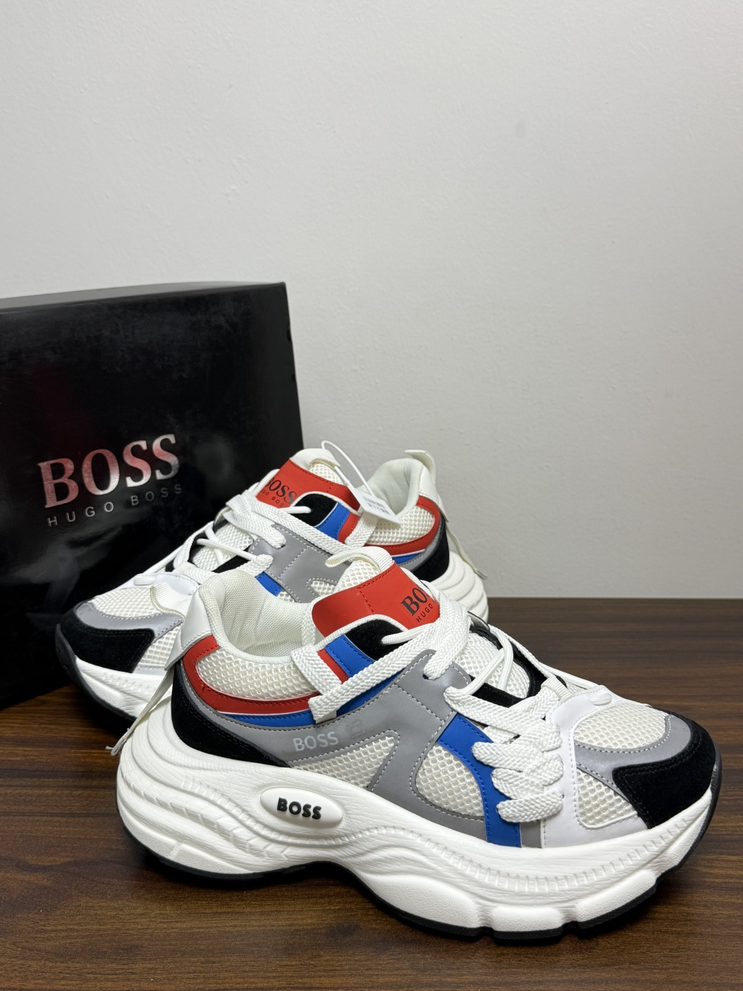Hugo Boss Chunky 老爹鞋​​，厚底增高大约 5-6cm，鞋面是网布 + 麂皮 + 皮革拼接，脚感轻便不笨