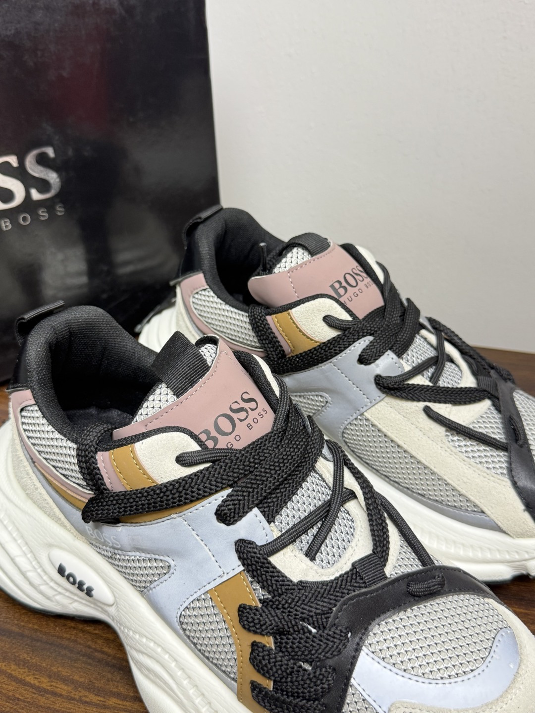 Hugo Boss Chunky 老爹鞋​​，厚底增高大约 5-6cm，鞋面是网布 + 麂皮 + 皮革拼接，脚感轻便不笨