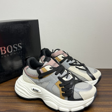 Hugo Boss Chunky 老爹鞋,厚底增高大约 5-6cm,鞋面是网布 + 麂皮 + 皮革拼接,脚感轻便不笨 Hugo Boss Chunky 老爹鞋,厚底增高大约 5-6cm,鞋面是网布 + 麂皮 + 皮革拼接,脚感轻便不笨