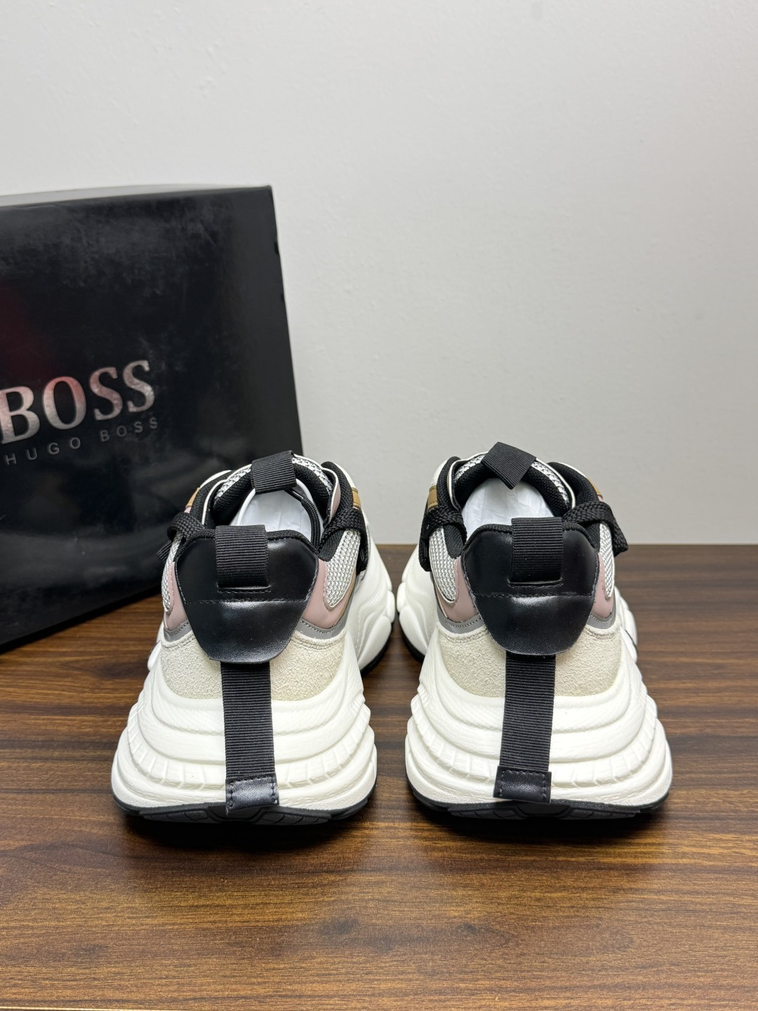 Hugo Boss Chunky 老爹鞋​​，厚底增高大约 5-6cm，鞋面是网布 + 麂皮 + 皮革拼接，脚感轻便不笨