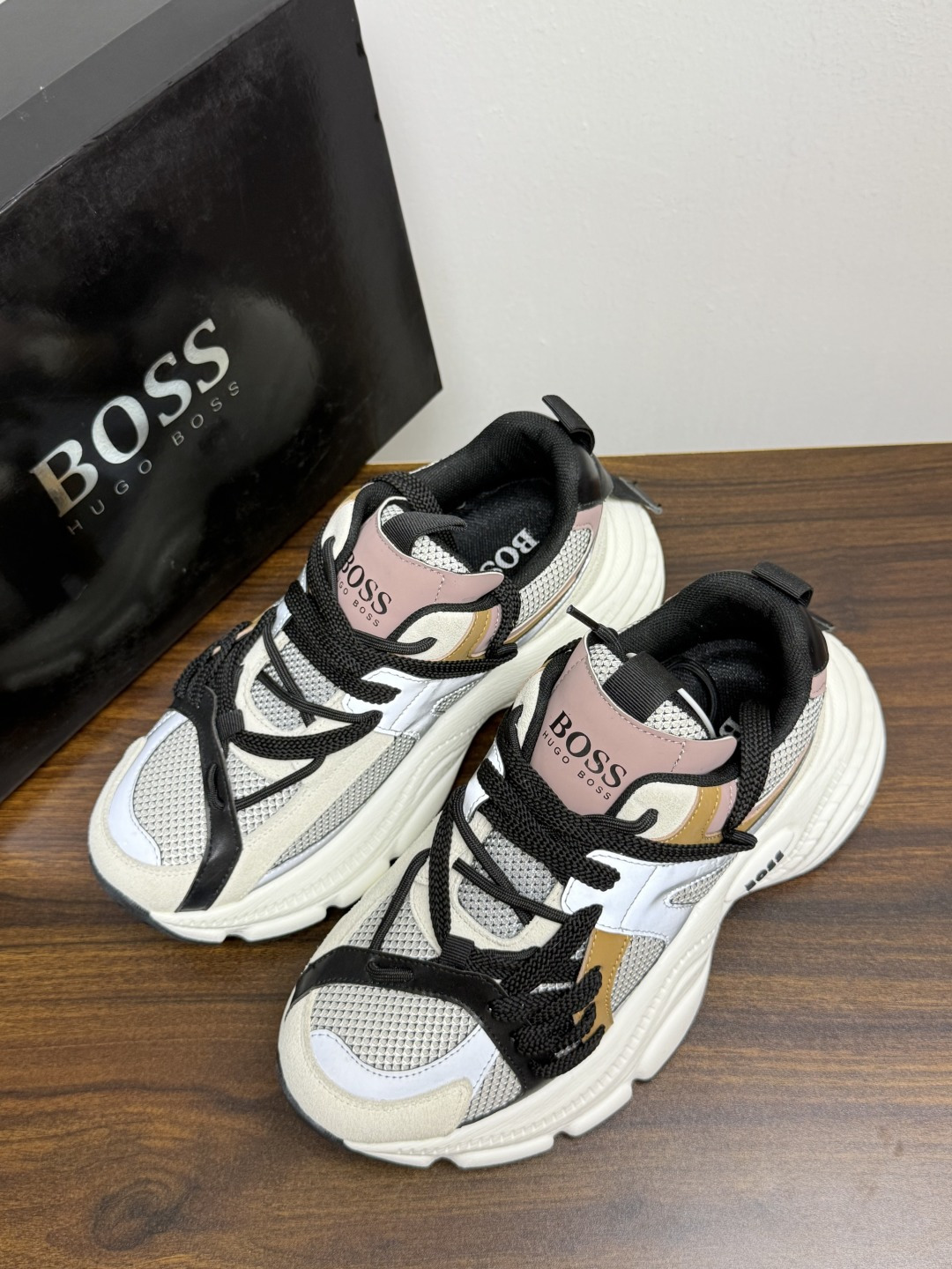 Hugo Boss Chunky 老爹鞋​​，厚底增高大约 5-6cm，鞋面是网布 + 麂皮 + 皮革拼接，脚感轻便不笨