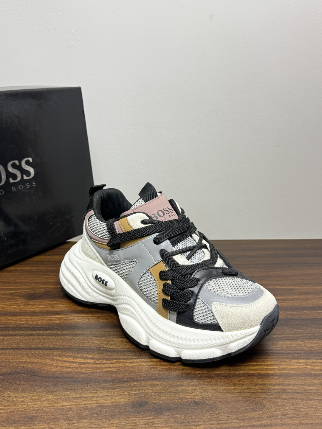 Hugo Boss Chunky 老爹鞋​​，厚底增高大约 5-6cm，鞋面是网布 + 麂皮 + 皮革拼接，脚感轻便不笨