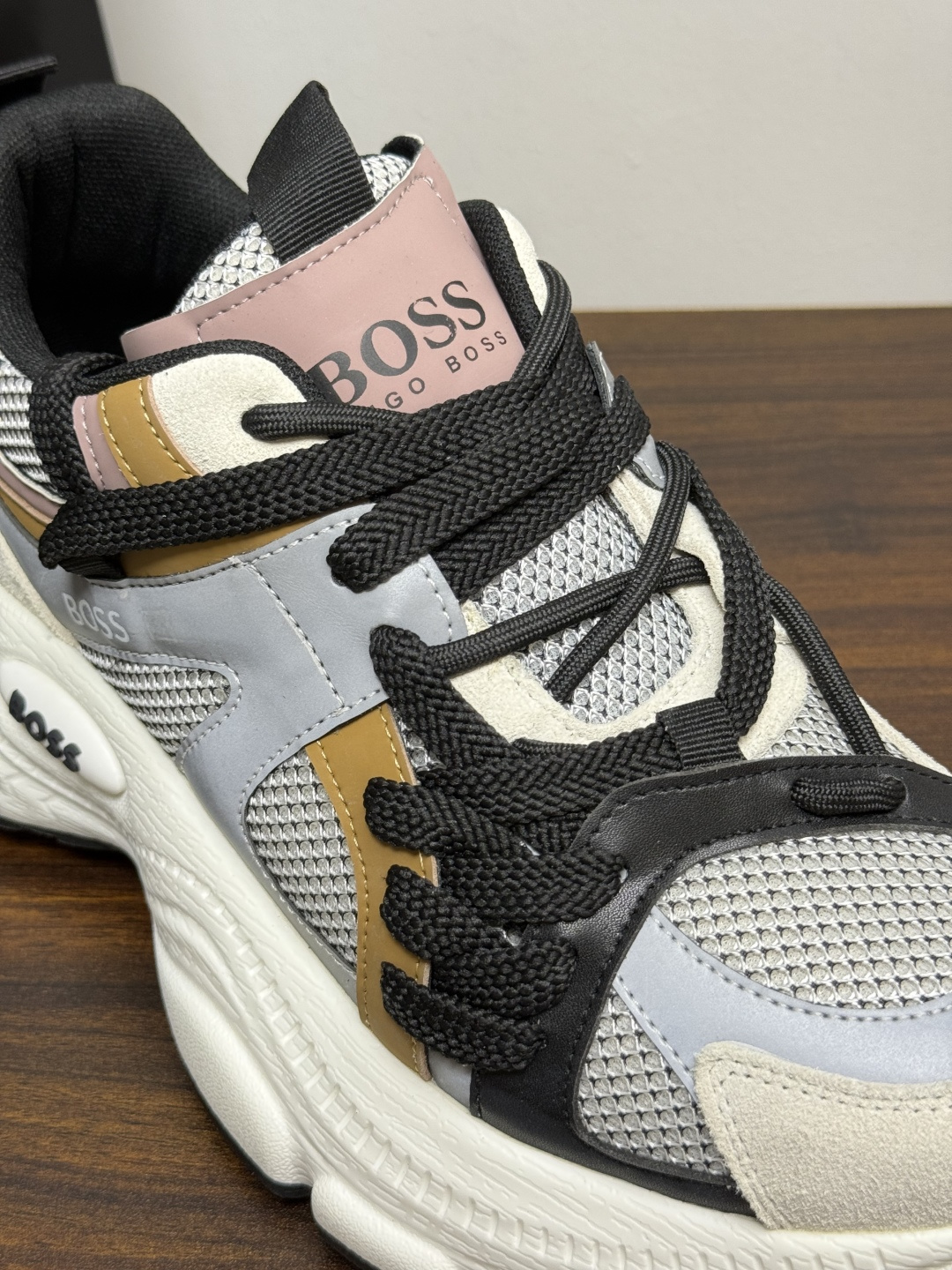 Hugo Boss Chunky 老爹鞋​​，厚底增高大约 5-6cm，鞋面是网布 + 麂皮 + 皮革拼接，脚感轻便不笨