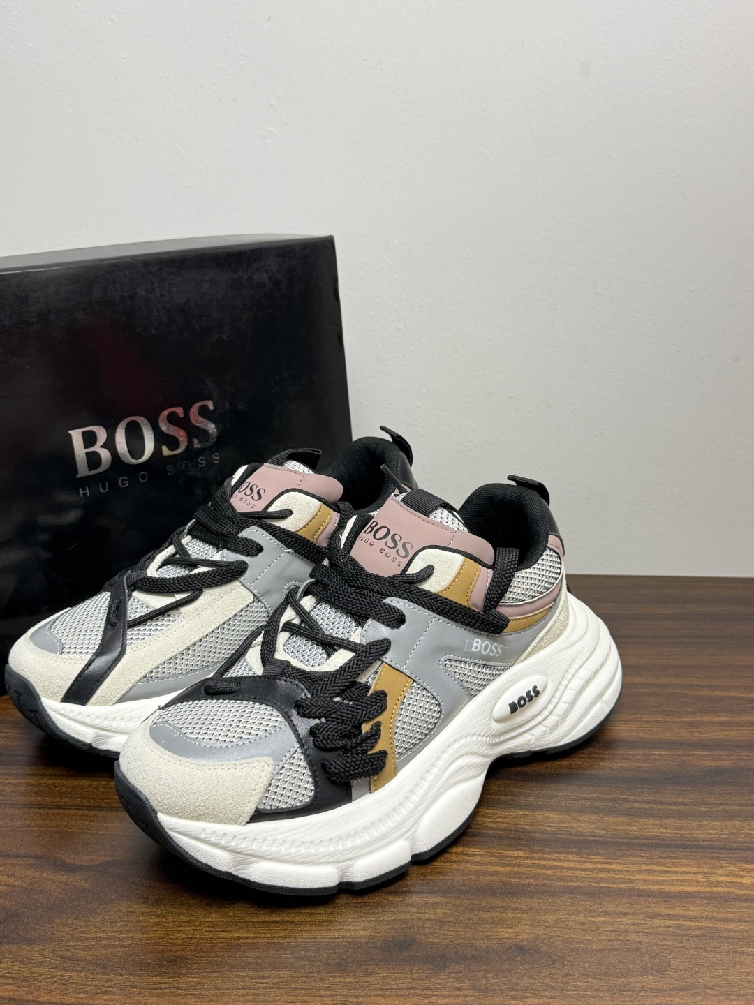 Hugo Boss Chunky 老爹鞋​​，厚底增高大约 5-6cm，鞋面是网布 + 麂皮 + 皮革拼接，脚感轻便不笨