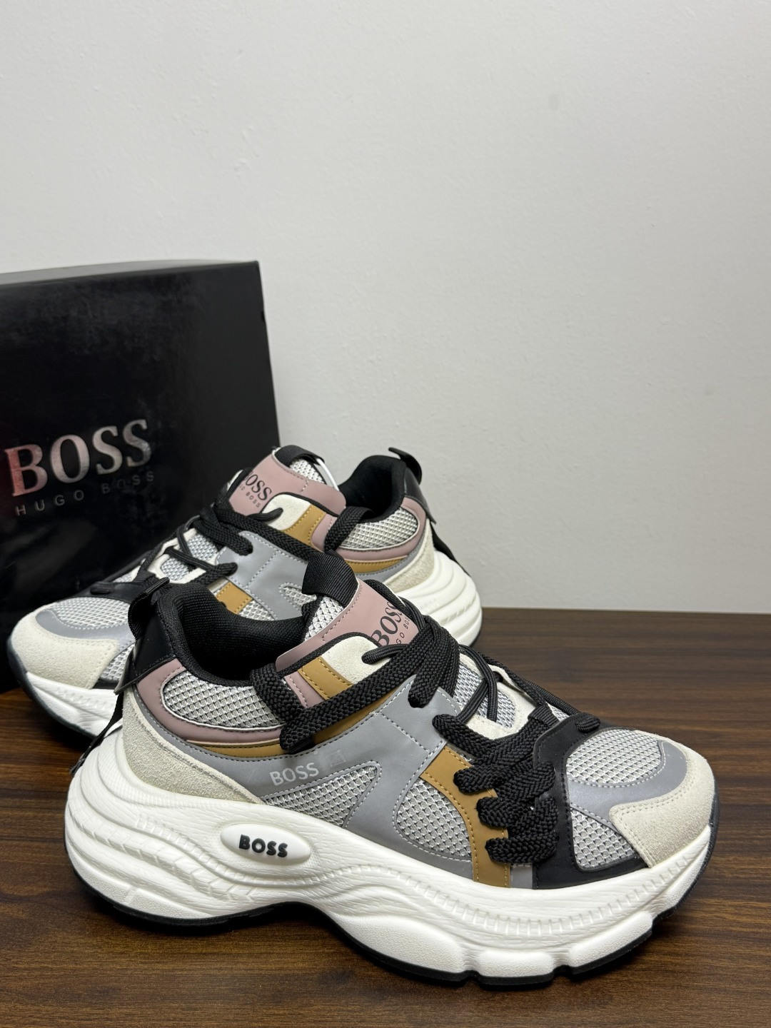 Hugo Boss Chunky 老爹鞋​​，厚底增高大约 5-6cm，鞋面是网布 + 麂皮 + 皮革拼接，脚感轻便不笨