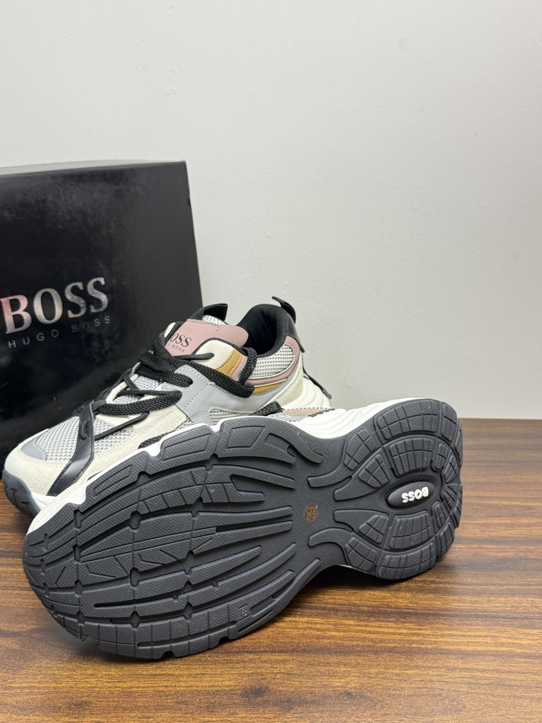 Hugo Boss Chunky 老爹鞋​​，厚底增高大约 5-6cm，鞋面是网布 + 麂皮 + 皮革拼接，脚感轻便不笨