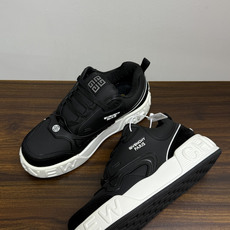 Givenchy(纪梵希)CHIC&SMART 厚底运动鞋,最显眼的辨识点是鞋底侧面巨大的 "CHIC&SM Givenchy(纪梵希)CHIC&SMART 厚底运动鞋,最显眼的辨识点是鞋底侧面巨大的 "CHIC&SM