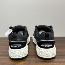 Givenchy(纪梵希)CHIC&SMART 厚底运动鞋,最显眼的辨识点是鞋底侧面巨大的 "CHIC&SM Givenchy(纪梵希)CHIC&SMART 厚底运动鞋,最显眼的辨识点是鞋底侧面巨大的 "CHIC&SM