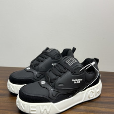 Givenchy(纪梵希)CHIC&SMART 厚底运动鞋,最显眼的辨识点是鞋底侧面巨大的 "CHIC&SM Givenchy(纪梵希)CHIC&SMART 厚底运动鞋,最显眼的辨识点是鞋底侧面巨大的 "CHIC&SM