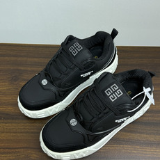 Givenchy(纪梵希)CHIC&SMART 厚底运动鞋,最显眼的辨识点是鞋底侧面巨大的 "CHIC&SM Givenchy(纪梵希)CHIC&SMART 厚底运动鞋,最显眼的辨识点是鞋底侧面巨大的 "CHIC&SM