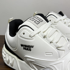 Givenchy(纪梵希)CHIC&SMART 厚底运动鞋,最显眼的辨识点是鞋底侧面巨大的 "CHIC&SM Givenchy(纪梵希)CHIC&SMART 厚底运动鞋,最显眼的辨识点是鞋底侧面巨大的 "CHIC&SM