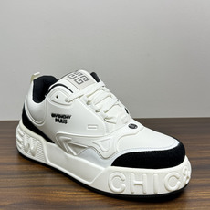 Givenchy(纪梵希)CHIC&SMART 厚底运动鞋,最显眼的辨识点是鞋底侧面巨大的 "CHIC&SM Givenchy(纪梵希)CHIC&SMART 厚底运动鞋,最显眼的辨识点是鞋底侧面巨大的 "CHIC&SM