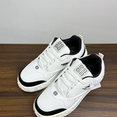 Givenchy(纪梵希)CHIC&SMART 厚底运动鞋,最显眼的辨识点是鞋底侧面巨大的 "CHIC&SM Givenchy(纪梵希)CHIC&SMART 厚底运动鞋,最显眼的辨识点是鞋底侧面巨大的 "CHIC&SM