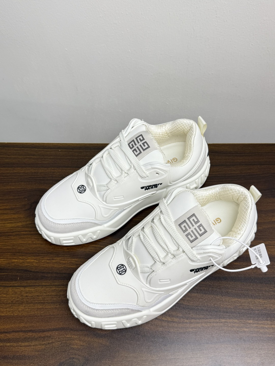 Givenchy(纪梵希)CHIC&SMART 厚底运动鞋,最显眼的辨识点是鞋底侧面巨大的 "CHIC&SM Givenchy(纪梵希)CHIC&SMART 厚底运动鞋,最显眼的辨识点是鞋底侧面巨大的 "CHIC&SM