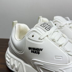 Givenchy(纪梵希)CHIC&SMART 厚底运动鞋,最显眼的辨识点是鞋底侧面巨大的 "CHIC&SM Givenchy(纪梵希)CHIC&SMART 厚底运动鞋,最显眼的辨识点是鞋底侧面巨大的 "CHIC&SM