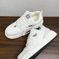 Givenchy(纪梵希)CHIC&SMART 厚底运动鞋,最显眼的辨识点是鞋底侧面巨大的 "CHIC&SM Givenchy(纪梵希)CHIC&SMART 厚底运动鞋,最显眼的辨识点是鞋底侧面巨大的 "CHIC&SM