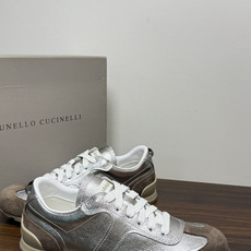 Brunello Cucinelli 麂皮德训鞋,鞋面是 胎牛反绒 麂皮 + 荔枝纹小牛皮拼接, 焦糖色生胶底 ,后 Brunello Cucinelli 麂皮德训鞋,鞋面是 胎牛反绒 麂皮 + 荔枝纹小牛皮拼接, 焦糖色生胶底 ,后