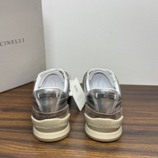 Brunello Cucinelli 麂皮德训鞋,鞋面是 胎牛反绒 麂皮 + 荔枝纹小牛皮拼接, 焦糖色生胶底 ,后 Brunello Cucinelli 麂皮德训鞋,鞋面是 胎牛反绒 麂皮 + 荔枝纹小牛皮拼接, 焦糖色生胶底 ,后