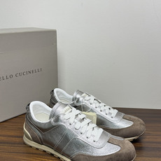 Brunello Cucinelli 麂皮德训鞋,鞋面是 胎牛反绒 麂皮 + 荔枝纹小牛皮拼接, 焦糖色生胶底 ,后 Brunello Cucinelli 麂皮德训鞋,鞋面是 胎牛反绒 麂皮 + 荔枝纹小牛皮拼接, 焦糖色生胶底 ,后