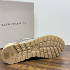 Brunello Cucinelli 麂皮德训鞋,鞋面是 胎牛反绒 麂皮 + 荔枝纹小牛皮拼接, 焦糖色生胶底 ,后 Brunello Cucinelli 麂皮德训鞋,鞋面是 胎牛反绒 麂皮 + 荔枝纹小牛皮拼接, 焦糖色生胶底 ,后