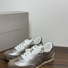 Brunello Cucinelli 麂皮德训鞋,鞋面是 胎牛反绒 麂皮 + 荔枝纹小牛皮拼接, 焦糖色生胶底 ,后 Brunello Cucinelli 麂皮德训鞋,鞋面是 胎牛反绒 麂皮 + 荔枝纹小牛皮拼接, 焦糖色生胶底 ,后