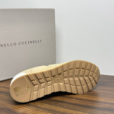 Brunello Cucinelli 麂皮德训鞋,鞋面是 胎牛反绒 麂皮 + 荔枝纹小牛皮拼接, 焦糖色生胶底 ,后 Brunello Cucinelli 麂皮德训鞋,鞋面是 胎牛反绒 麂皮 + 荔枝纹小牛皮拼接, 焦糖色生胶底 ,后