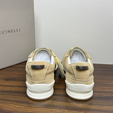 Brunello Cucinelli 麂皮德训鞋,鞋面是 胎牛反绒 麂皮 + 荔枝纹小牛皮拼接, 焦糖色生胶底 ,后 Brunello Cucinelli 麂皮德训鞋,鞋面是 胎牛反绒 麂皮 + 荔枝纹小牛皮拼接, 焦糖色生胶底 ,后