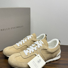 Brunello Cucinelli 麂皮德训鞋,鞋面是 胎牛反绒 麂皮 + 荔枝纹小牛皮拼接, 焦糖色生胶底 ,后 Brunello Cucinelli 麂皮德训鞋,鞋面是 胎牛反绒 麂皮 + 荔枝纹小牛皮拼接, 焦糖色生胶底 ,后
