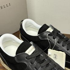 Brunello Cucinelli 麂皮德训鞋,鞋面是 胎牛反绒 麂皮 + 荔枝纹小牛皮拼接, 焦糖色生胶底 ,后 Brunello Cucinelli 麂皮德训鞋,鞋面是 胎牛反绒 麂皮 + 荔枝纹小牛皮拼接, 焦糖色生胶底 ,后