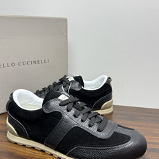 Brunello Cucinelli 麂皮德训鞋,鞋面是 胎牛反绒 麂皮 + 荔枝纹小牛皮拼接, 焦糖色生胶底 ,后 Brunello Cucinelli 麂皮德训鞋,鞋面是 胎牛反绒 麂皮 + 荔枝纹小牛皮拼接, 焦糖色生胶底 ,后