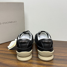 Brunello Cucinelli 麂皮德训鞋,鞋面是 胎牛反绒 麂皮 + 荔枝纹小牛皮拼接, 焦糖色生胶底 ,后 Brunello Cucinelli 麂皮德训鞋,鞋面是 胎牛反绒 麂皮 + 荔枝纹小牛皮拼接, 焦糖色生胶底 ,后