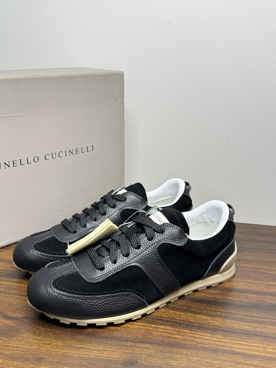 Brunello Cucinelli 麂皮德训鞋,鞋面是 胎牛反绒 麂皮 + 荔枝纹小牛皮拼接, 焦糖色生胶底 ,后 Brunello Cucinelli 麂皮德训鞋,鞋面是 胎牛反绒 麂皮 + 荔枝纹小牛皮拼接, 焦糖色生胶底 ,后