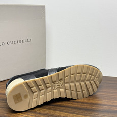 Brunello Cucinelli 麂皮德训鞋,鞋面是 胎牛反绒 麂皮 + 荔枝纹小牛皮拼接, 焦糖色生胶底 ,后 Brunello Cucinelli 麂皮德训鞋,鞋面是 胎牛反绒 麂皮 + 荔枝纹小牛皮拼接, 焦糖色生胶底 ,后