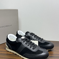 Brunello Cucinelli 麂皮德训鞋,鞋面是 胎牛反绒 麂皮 + 荔枝纹小牛皮拼接, 焦糖色生胶底 ,后 Brunello Cucinelli 麂皮德训鞋,鞋面是 胎牛反绒 麂皮 + 荔枝纹小牛皮拼接, 焦糖色生胶底 ,后