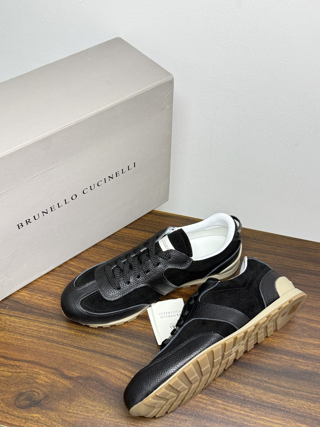 Brunello Cucinelli 麂皮德训鞋,鞋面是 胎牛反绒 麂皮 + 荔枝纹小牛皮拼接, 焦糖色生胶底 ,后 Brunello Cucinelli 麂皮德训鞋,鞋面是 胎牛反绒 麂皮 + 荔枝纹小牛皮拼接, 焦糖色生胶底 ,后