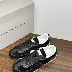 Brunello Cucinelli 麂皮德训鞋,鞋面是 胎牛反绒 麂皮 + 荔枝纹小牛皮拼接, 焦糖色生胶底 ,后 Brunello Cucinelli 麂皮德训鞋,鞋面是 胎牛反绒 麂皮 + 荔枝纹小牛皮拼接, 焦糖色生胶底 ,后