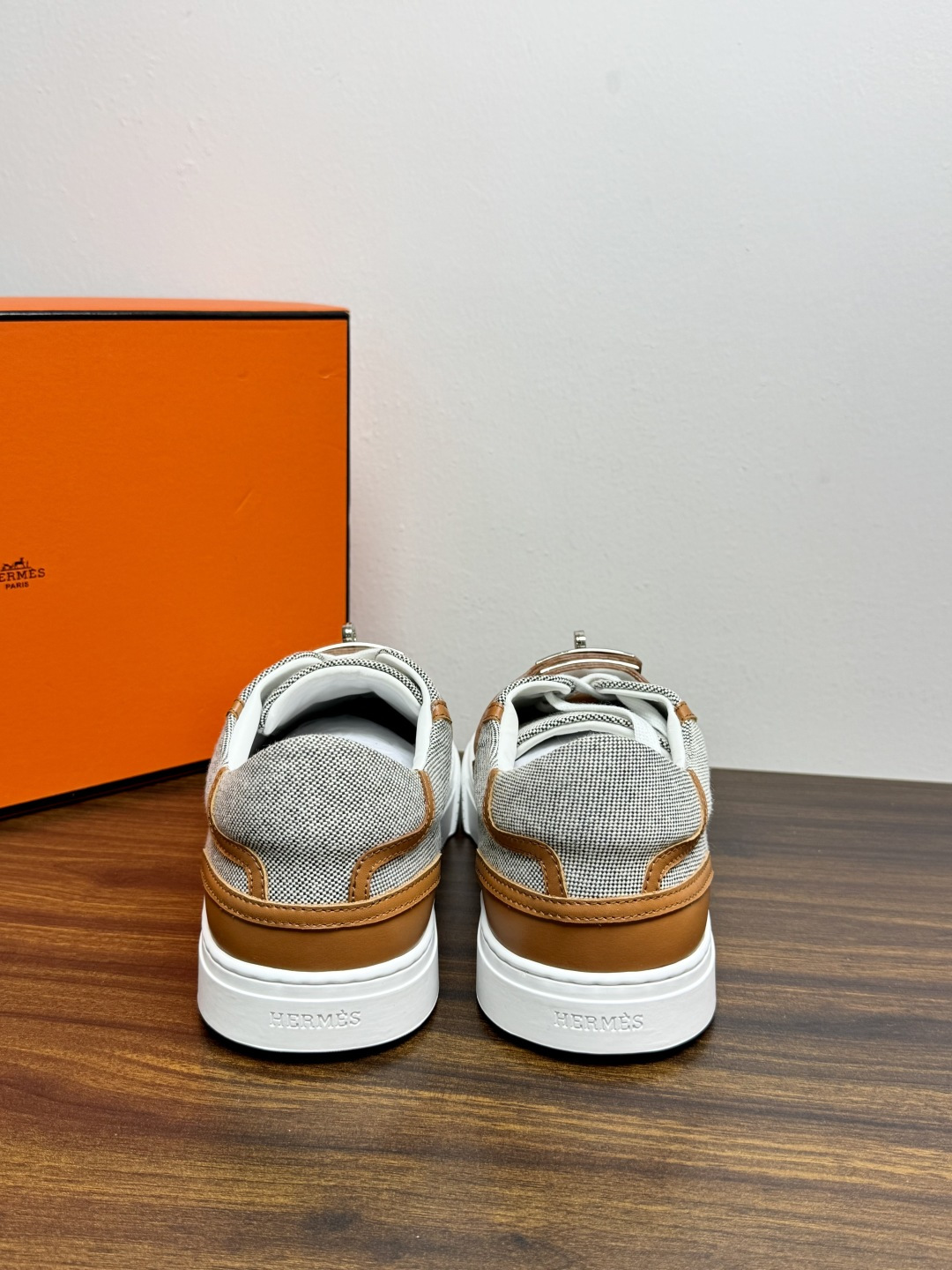 Hermès Kelly扣帆布板鞋​，鞋面是灰色H帆布 + 小牛皮拼接，最大辨识点是鞋带上那颗 ​​镀钯Kelly金属锁