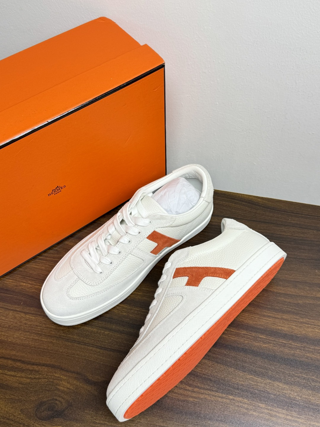 Hermès Jet 运动鞋（德训鞋）​​，麂皮山羊皮 + 小牛皮拼接鞋面， 生胶锯齿底 ，鞋底高度约2.2cm，意大利