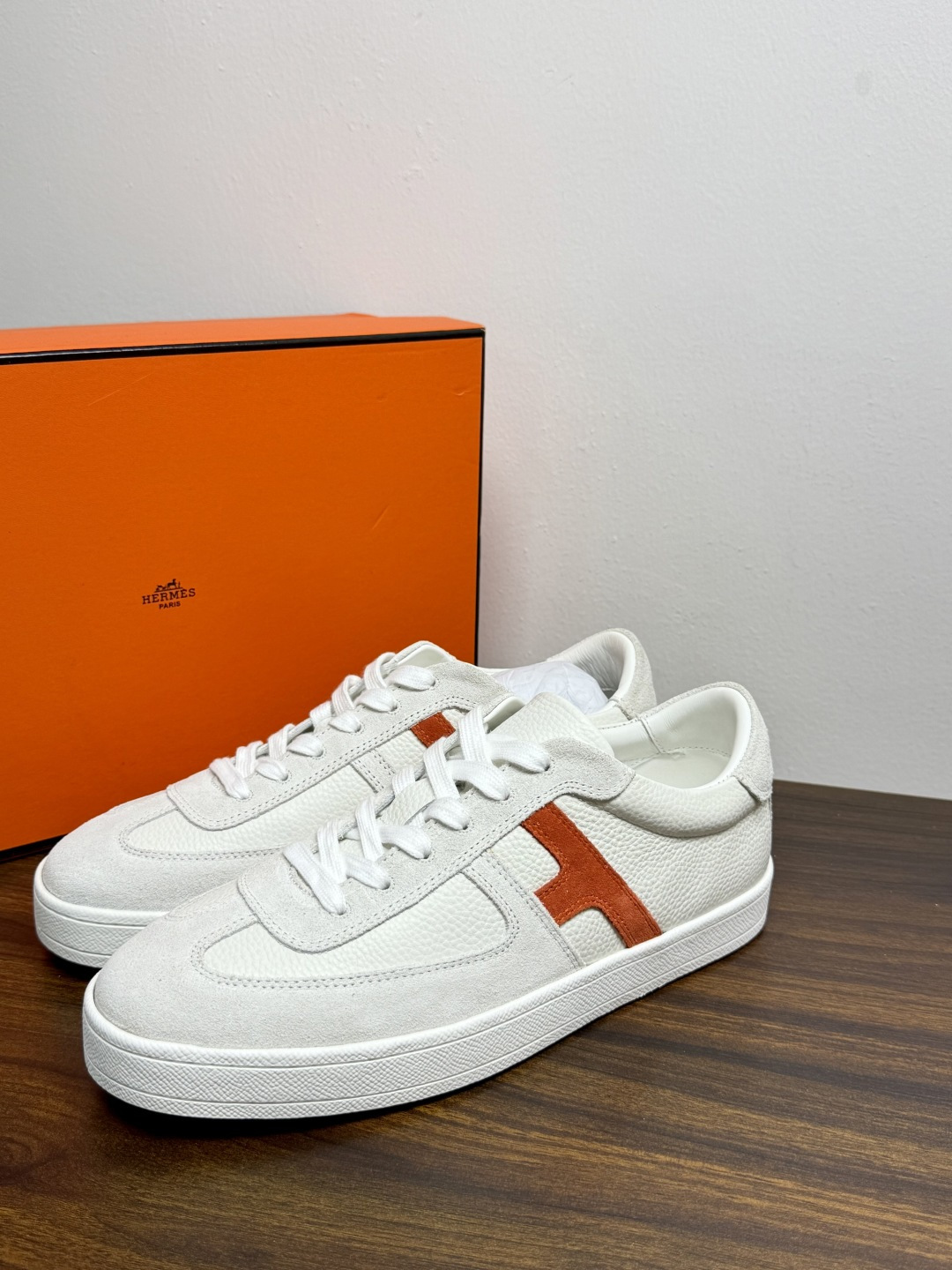 Hermès Jet 运动鞋（德训鞋）​​，麂皮山羊皮 + 小牛皮拼接鞋面， 生胶锯齿底 ，鞋底高度约2.2cm，意大利