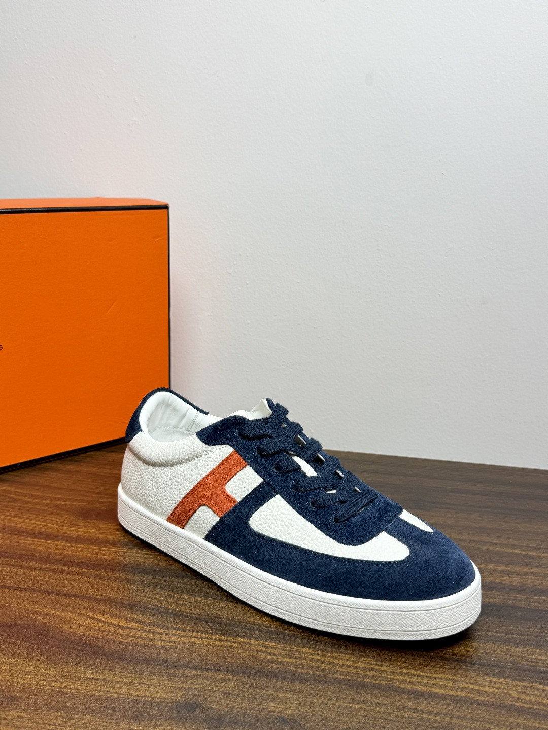 Hermès Jet 运动鞋（德训鞋）​​，麂皮山羊皮 + 小牛皮拼接鞋面， 生胶锯齿底 ，鞋底高度约2.2cm，意大利